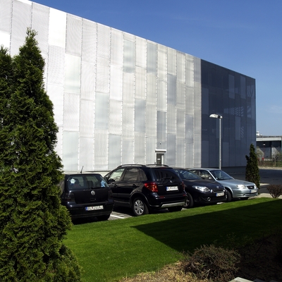 Fasáda budovy z ťahokovu s kosoštvorcovými otvormi