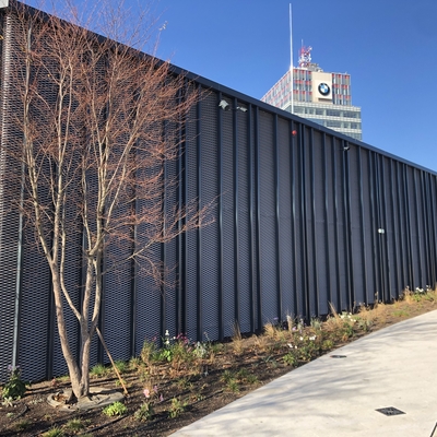 Fasáda budovy z ťahokovu s kosoštvorcovými otvormi