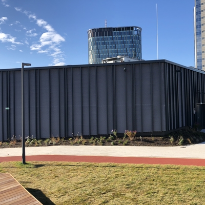 Fasáda budovy z ťahokovu s kosoštvorcovými otvormi