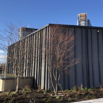 Fasáda budovy z ťahokovu s kosoštvorcovými otvormi